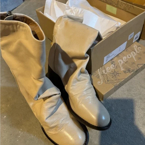 Free People Cream Heeled Boots, size 8.5, new in box - Picture 2 of 3
